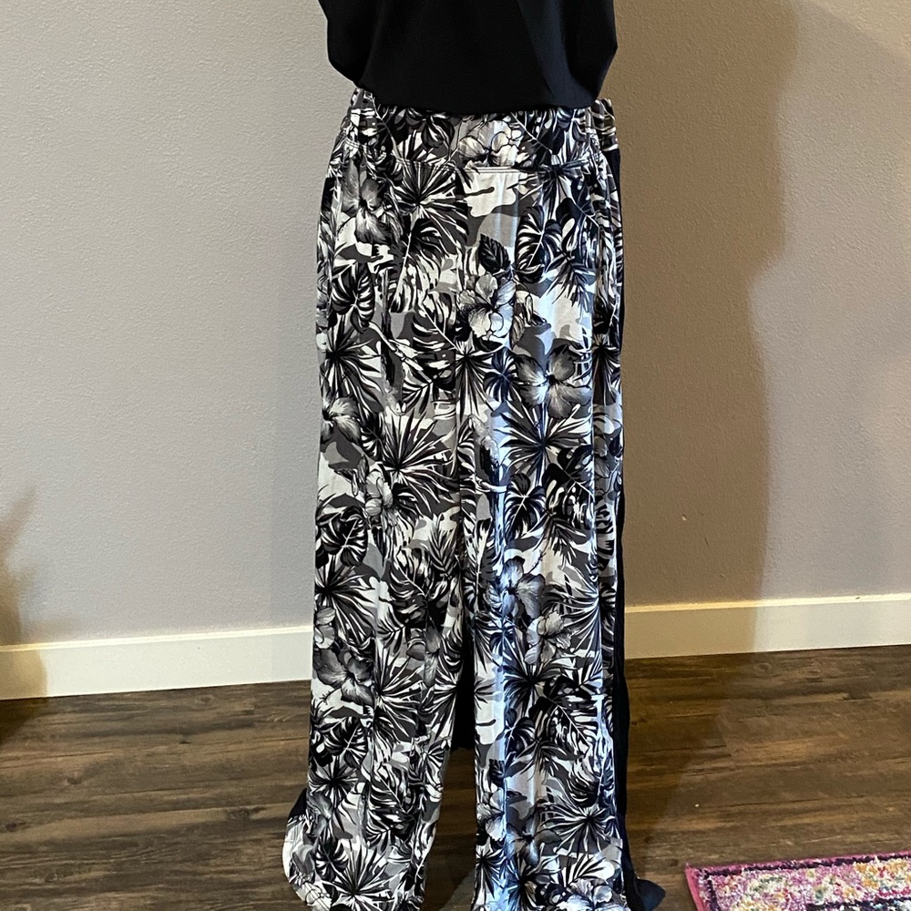 Summer pants, lightweight, tux stripe down sides